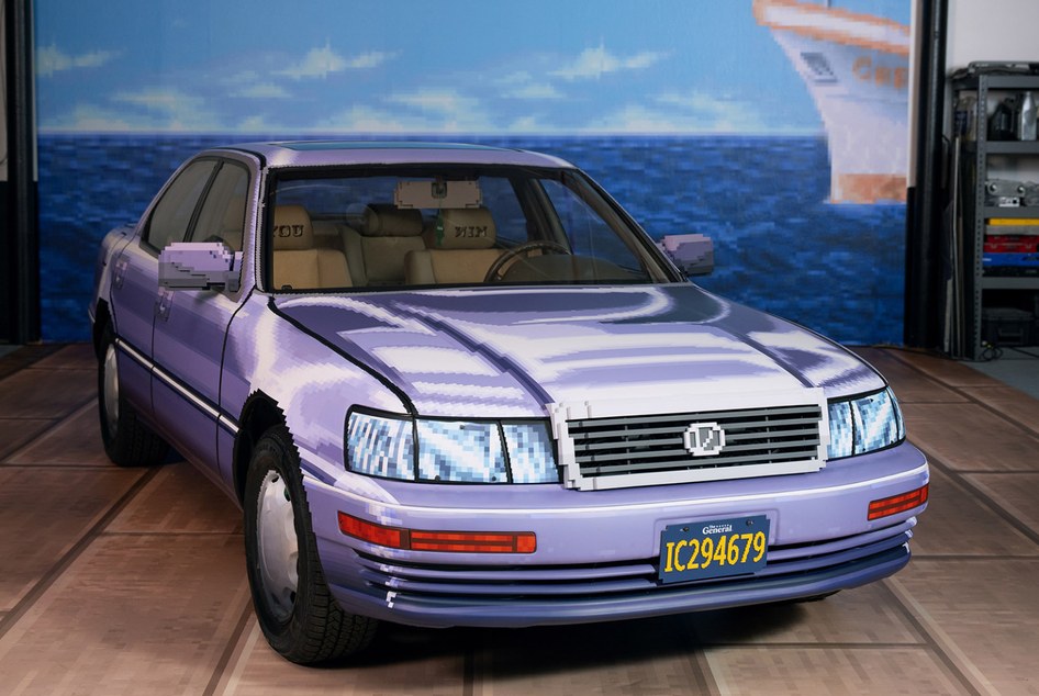 Lexus LS400 přestavěný do pixelové podoby podle Street Fighter II