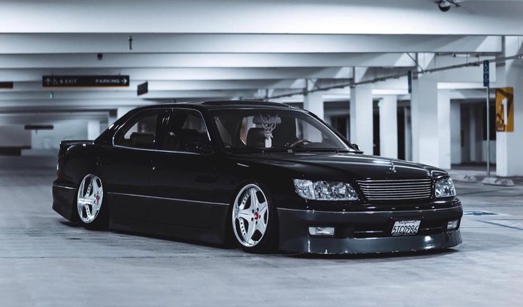 Černý Lexus LS400 se sníženým podvozkem v parkovacím domě