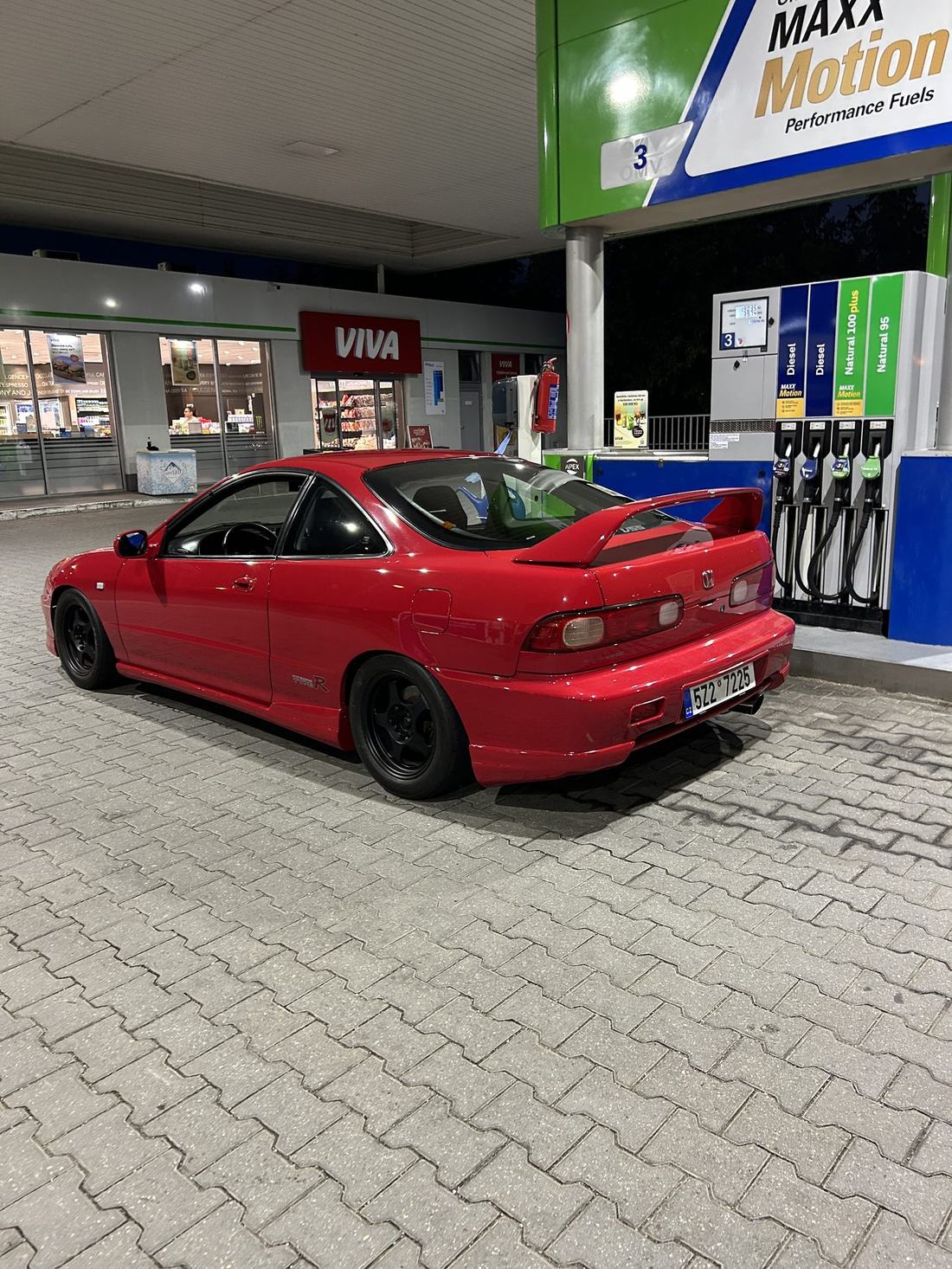 Honda Integra Type R s OEM+ prahy na čerpací stanici