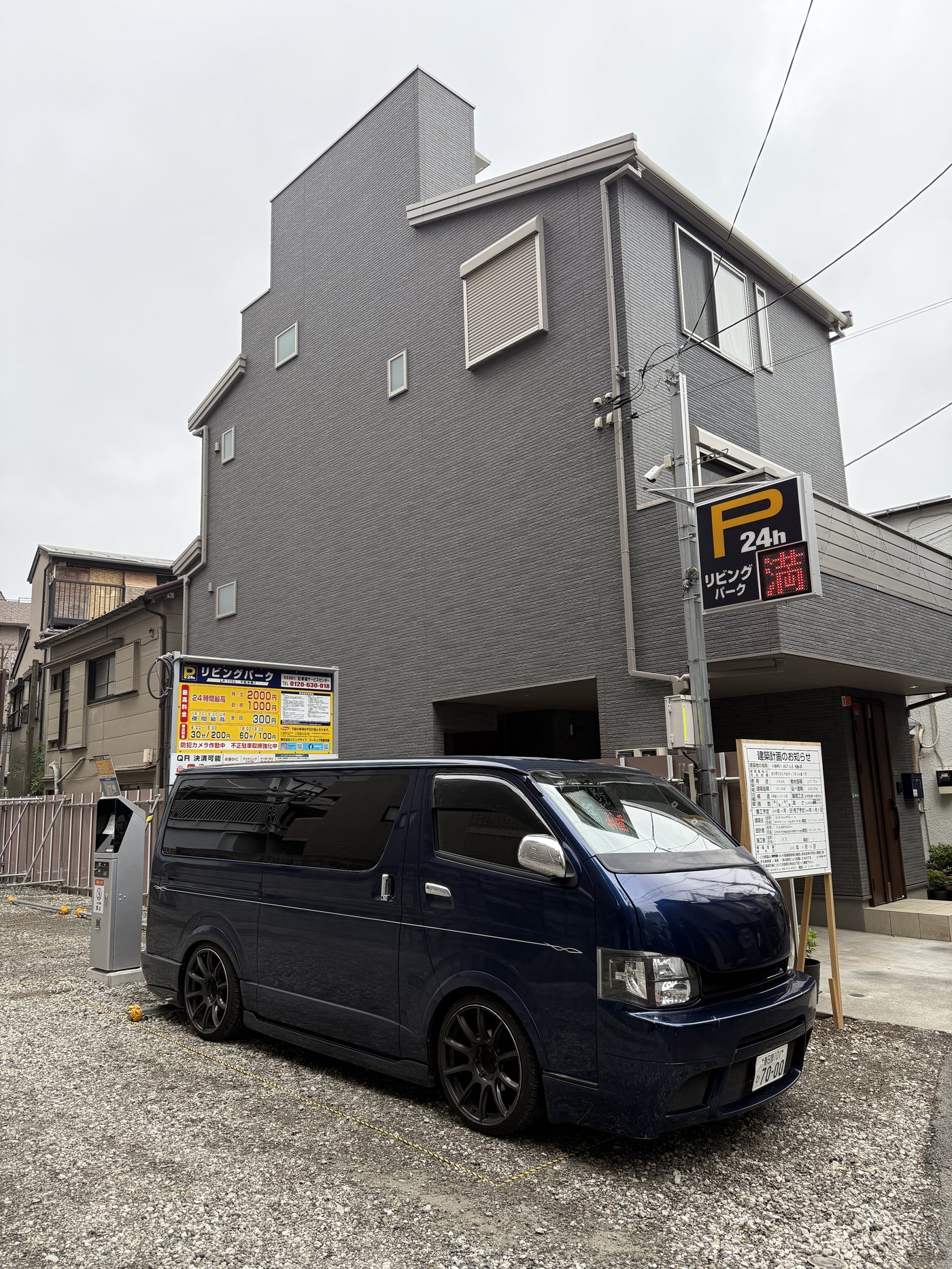 Tmavomodrý tuningový Toyota HiAce před parkovacím domem
